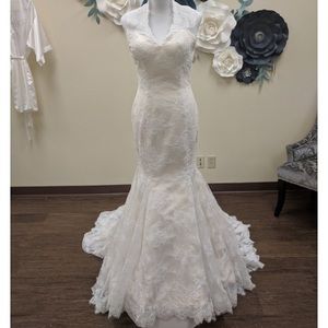 NWT Mermaid Wedding Gown Sample Size 8 Street 4-6 Recommended keyhole back